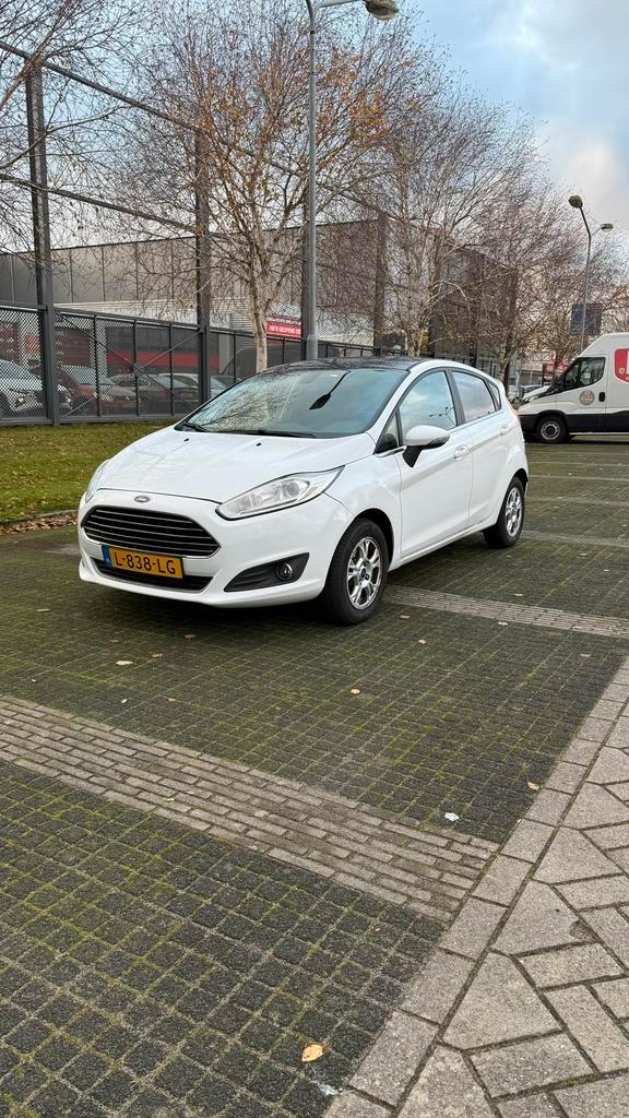 Ford Fiësta 1.0 125PK Titanium 5D 2015 Wit, Auto's, Ford, Particulier, Fiësta, ABS, Airconditioning, Bluetooth, Climate control