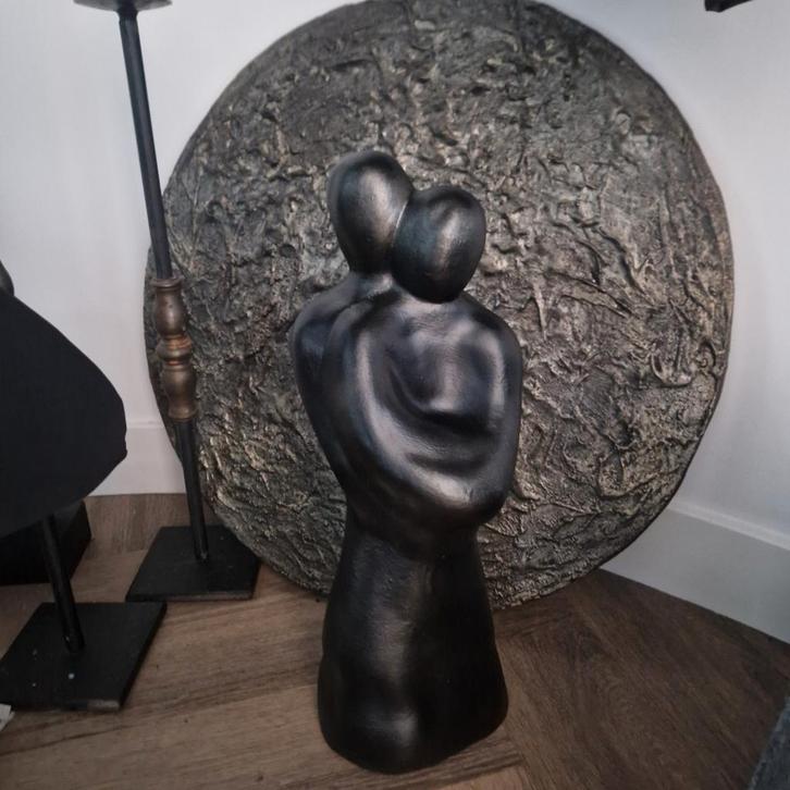 Beeld man vrouw omhelzing zwart met een goudtint, Huis en Inrichting, Woonaccessoires | Overige, Ophalen of Verzenden