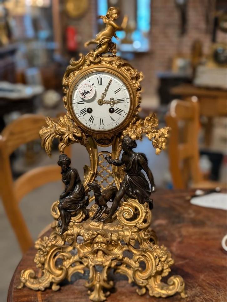 Antieke vuurvergulde bronzen pendule 49 cm hoog. €950., Antiek en Kunst, Antiek | Klokken, Ophalen