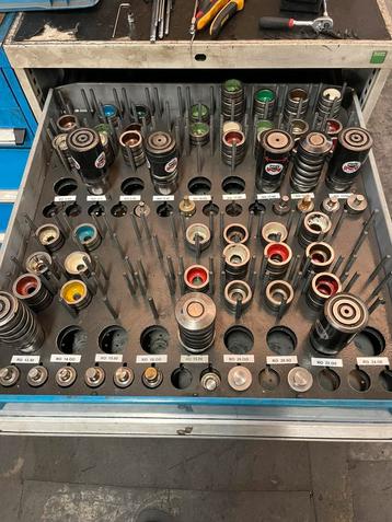 Cnc ponsmachine gereedschappen onderdelen finnpower beschikbaar voor biedingen