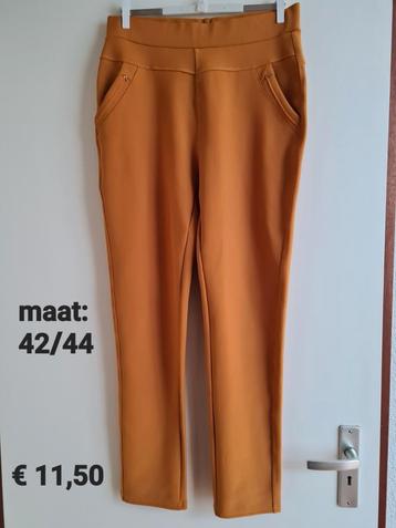 Mooie héél rekbaar broek maat 42/44 (made in Italy) beschikbaar voor biedingen