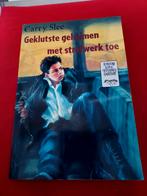 GESIGNEERD Geklutste geheimen met strafwerk toe. Carry Slee., Ophalen of Verzenden, Gelezen