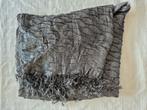Grijze sjaal met een print, Ophalen of Verzenden, Zo goed als nieuw, Maat 46/48 (XL) of groter, Sjaal