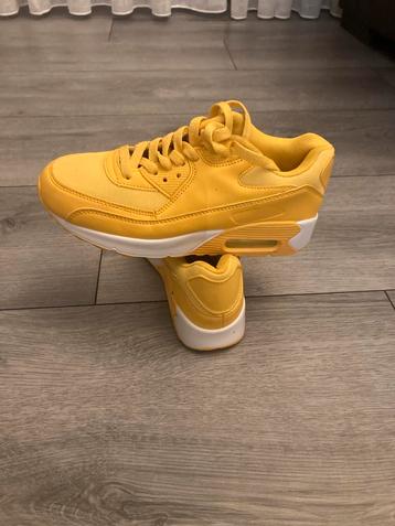 Gele Sneakers Maat 37 beschikbaar voor biedingen