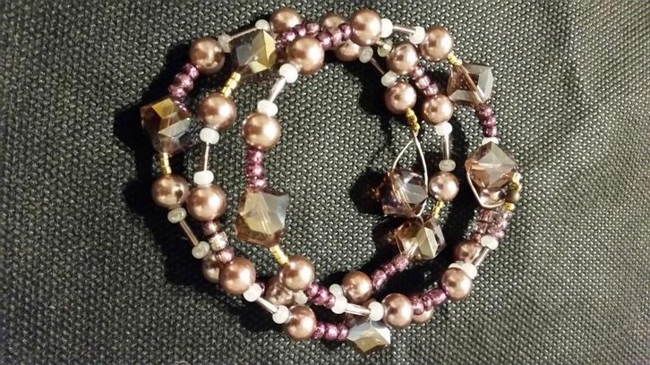 Mooie spiraal armband. Past altijd., Sieraden, Tassen en Uiterlijk, Armbanden, Nieuw, Overige materialen, Roze, Ophalen of Verzenden