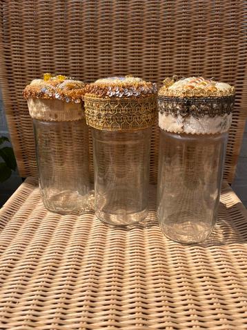 Vintage voorraadpotten met boho deksel beschikbaar voor biedingen
