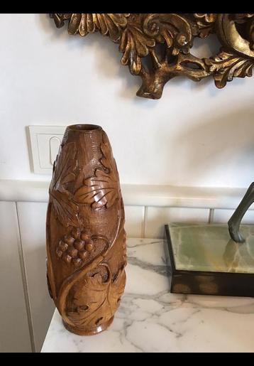 Houten vaas v houtsnijwerk, handgestoken, druiven & bladeren beschikbaar voor biedingen