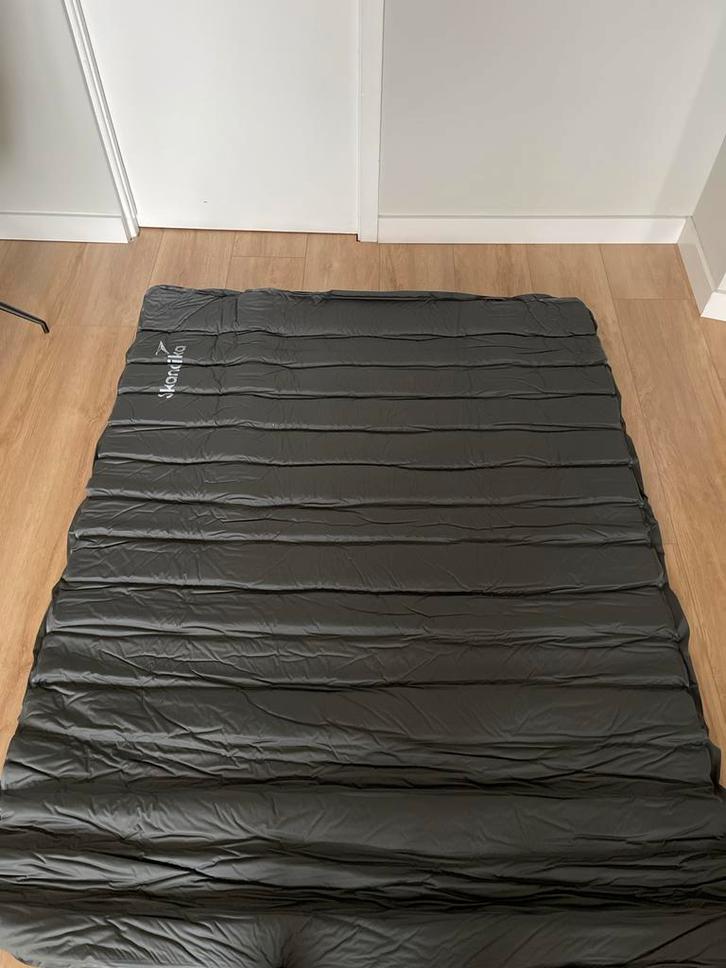 Skandika Zelfopblazend Luchtbed - Zo Goed Als Nieuw!, Caravans en Kamperen, Luchtbedden, Zo goed als nieuw, 2-persoons, Ingebouwde pomp