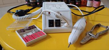Manicureset manicure apparaat beschikbaar voor biedingen