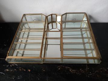 Vintage glazen spiegel pronkkastje, vitrine met koperen rand beschikbaar voor biedingen