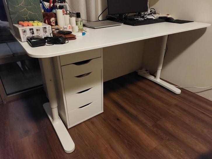 Te koop: Groot wit robuust Bureau BEKANT (Ikea), Huis en Inrichting, Bureaus, Zo goed als nieuw, Bureau, In hoogte verstelbaar