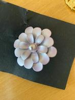 Emaille Bloem Broche met Parel, Sieraden, Tassen en Uiterlijk, Broches, Overige materialen, Paars, Minder dan 4 cm, Ophalen of Verzenden