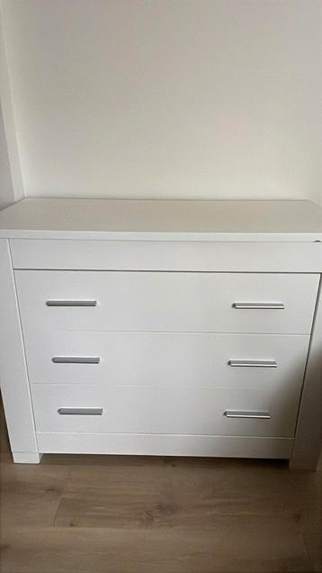 Mooie commode met grote lades  beschikbaar voor biedingen
