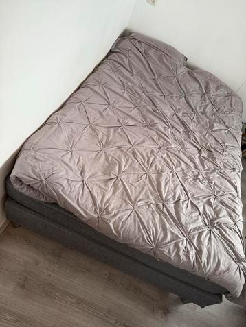 Grijze boxspring beschikbaar voor biedingen
