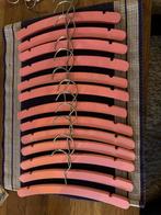 13 Roze Houten Baby Kledinghangers, Kinderen en Baby's, Babymode-accessoires, Ophalen of Verzenden, Gebruikt