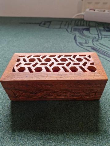 Houten sierdoosje met uitgesneden details beschikbaar voor biedingen