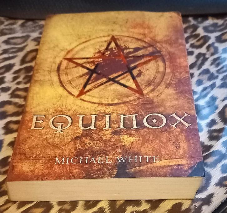 Equinox van Michael White, over seriemoordenaar, Boeken, Thrillers, Gelezen, Ophalen of Verzenden