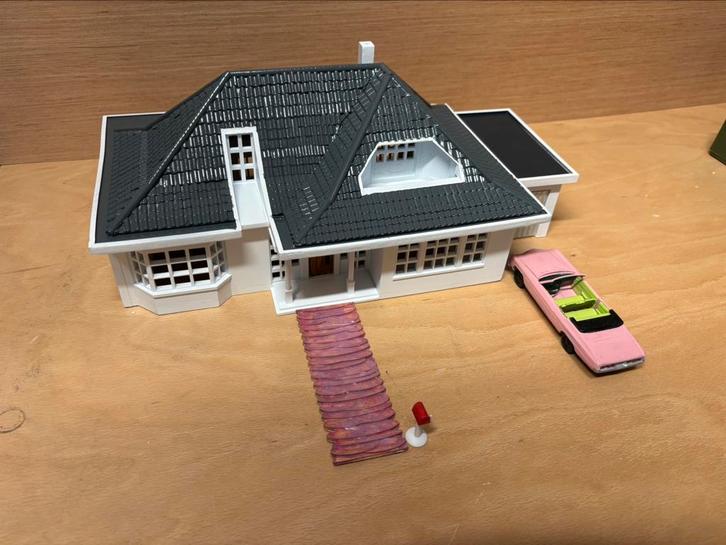 Flodder huis met auto. 1.43  40cm breed !, Hobby en Vrije tijd, Modelauto's | 1:43, Zo goed als nieuw, Auto, Overige merken, Ophalen of Verzenden