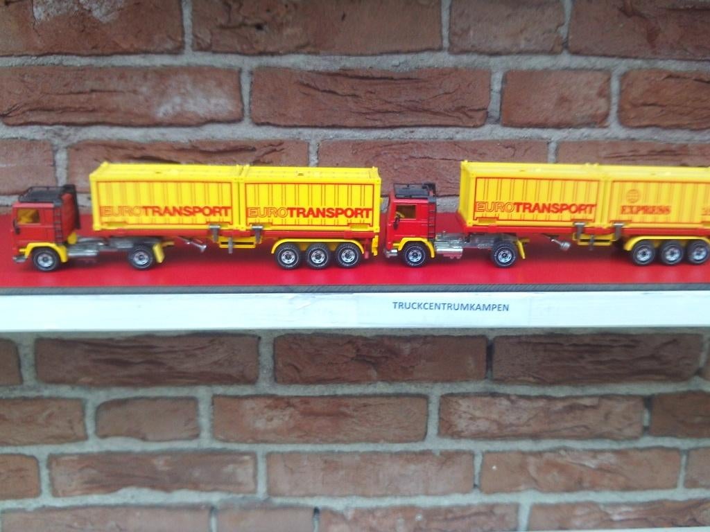 Siku  2  x  Volvo  F10  met  containers., Hobby en Vrije tijd, Modelauto's | 1:50, Ophalen of Verzenden, Zo goed als nieuw, Bus of Vrachtwagen