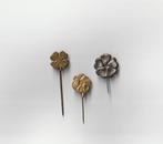 3 oude speldjes met bloem / klaverblad, Verzamelen, Ophalen of Verzenden, Gebruikt, Overige onderwerpen, Speldje of Pin