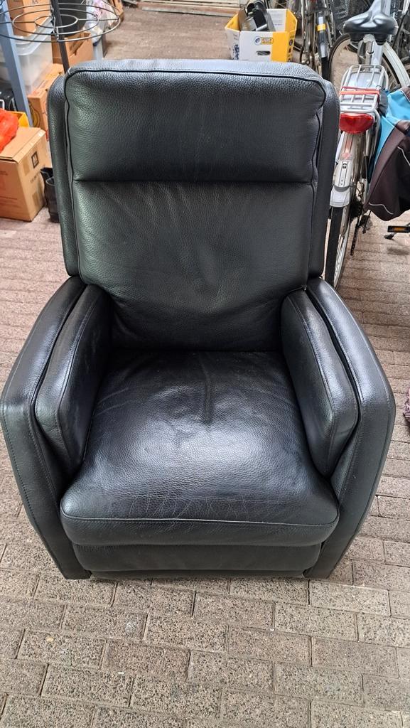 Zwarte lederen elektrische relaxfauteuil met ligstand, Huis en Inrichting, Fauteuils, Gebruikt, Leer, 75 tot 100 cm, 75 tot 100 cm