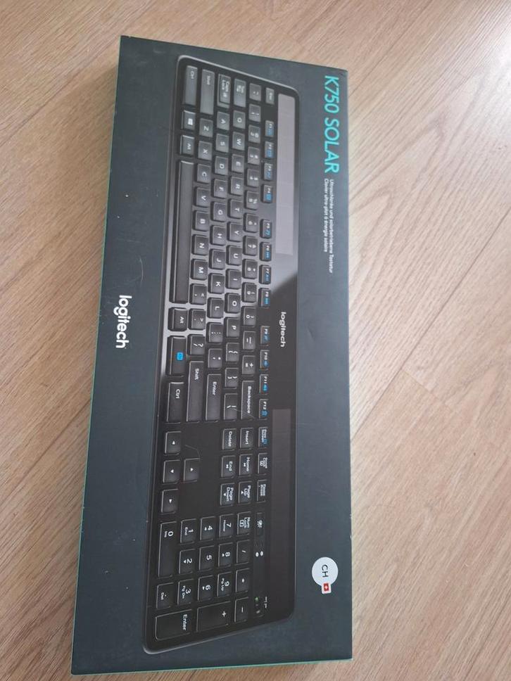 Logitech K750 Solar - Nieuw in doos (Zwitsers), Computers en Software, Toetsenborden, Nieuw, Qwerty, Draadloos, Ophalen of Verzenden