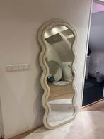 Wavy spiegel gestoffeerd nude beige, Huis en Inrichting, Woonaccessoires | Spiegels, Ophalen, Zo goed als nieuw, 150 tot 200 cm