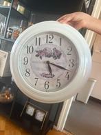 Brocante Wandklok met Bloemmotief, Ophalen of Verzenden, Gebruikt, Analoog, Wandklok