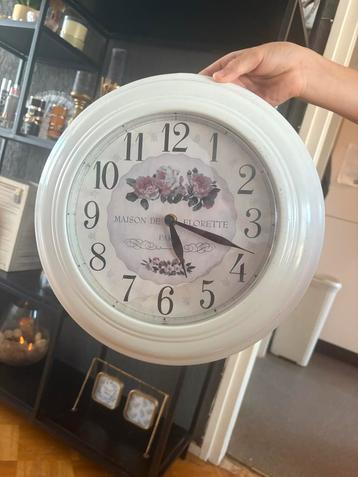 Brocante Wandklok met Bloemmotief beschikbaar voor biedingen