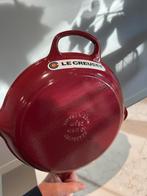 Nieuwe Le Creuset Skillet, Rhone/Garnet 26 cm, Gietijzer, Nieuw, Ophalen of Verzenden, Keramische plaat