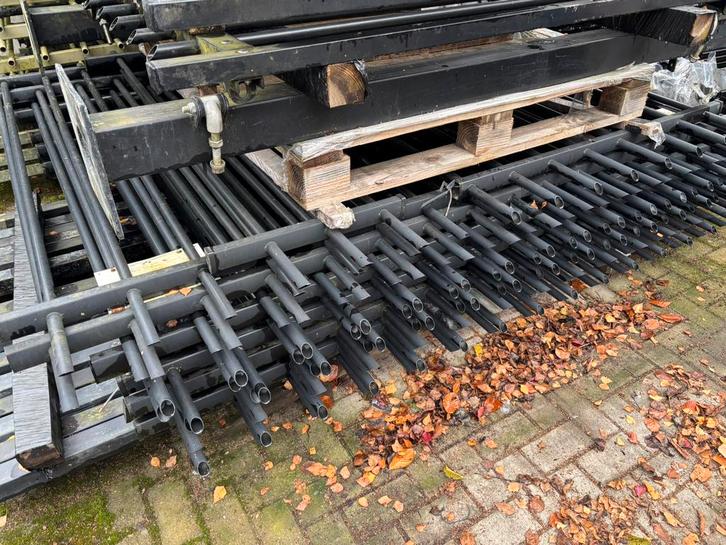 Zwart spijlenhekwerk 2000 mm hoog met 1 ddp en 1 edp >30 mtr, Tuin en Terras, Tuinhekken en Hekwerk, Gebruikt, Spijlenhekwerk