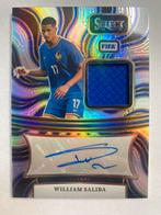 William Saliba Patch Auto Panini FIFA Select 2024/25 France, Verzamelen, Ophalen of Verzenden, Nieuw, Buitenlandse clubs, Spelerskaart