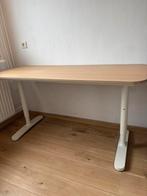 Bureau van ikea in hoogte verstelbaar, Huis en Inrichting, Bureaus, Ophalen, In hoogte verstelbaar, Zo goed als nieuw, Bureau
