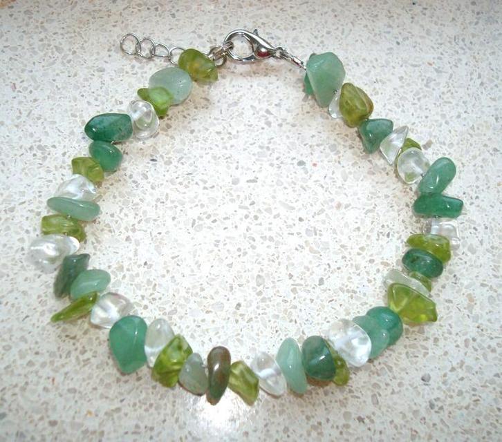 Armband van edelsteensplit in groentinten, Sieraden, Tassen en Uiterlijk, Armbanden, Nieuw, Staal, Groen, Met bedels of kralen