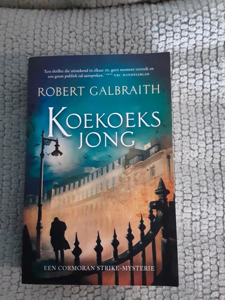 Robert Galbraith( J.K. Rowling)----Koekoeksjong    thriller, Boeken, Thrillers, Zo goed als nieuw, Europa overig, Ophalen of Verzenden