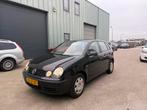 Volkswagen Polo 1.2 47KW 2002 Zwart 5 deurs inruil koopje, Auto's, Stof, Zwart, 1198 cc, Zwart