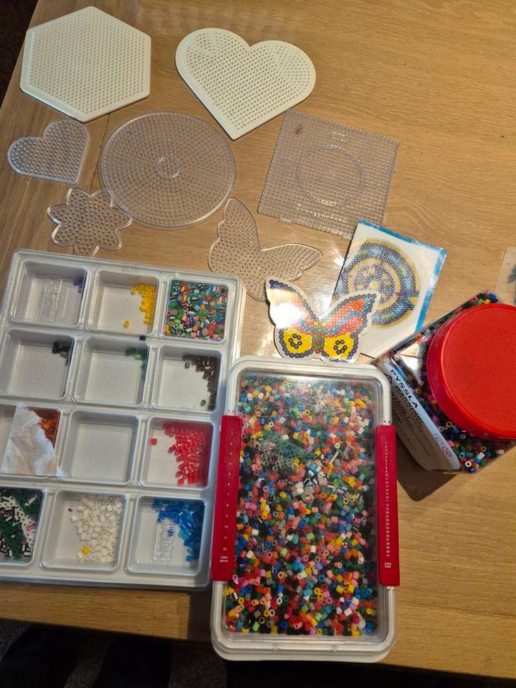 Strijkkralen Set: 2 Potten + Plankjes, Hobby en Vrije tijd, Knutselen, Zo goed als nieuw, Materiaal, Ophalen of Verzenden