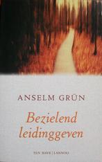 Anselm Grün - Bezielend leidinggeven, Boeken, Esoterie en Spiritualiteit, Gelezen, Overige typen, Ophalen of Verzenden, Overige onderwerpen