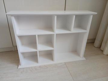 Leuk wit vakkenkastje  beschikbaar voor biedingen