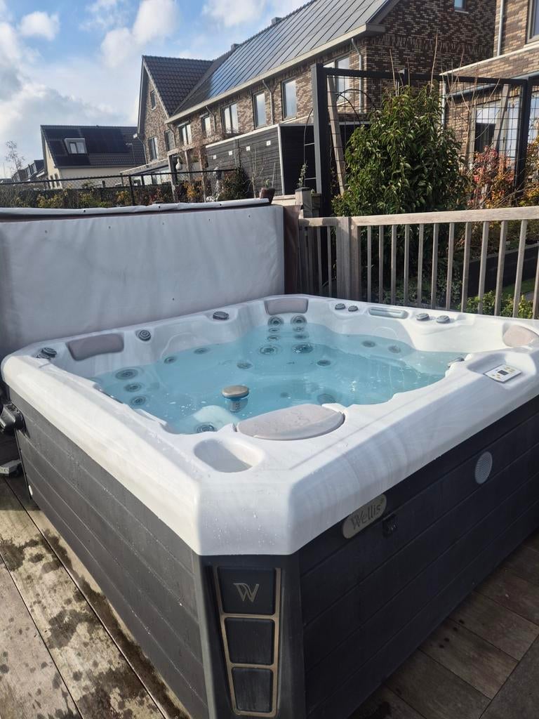 Luxe Wellis Jacuzzi Malaga Life met soundsystem, Tuin en Terras, Bubbelbaden en Hottubs, Zo goed als nieuw, Vast, Afdekzeil, Filter