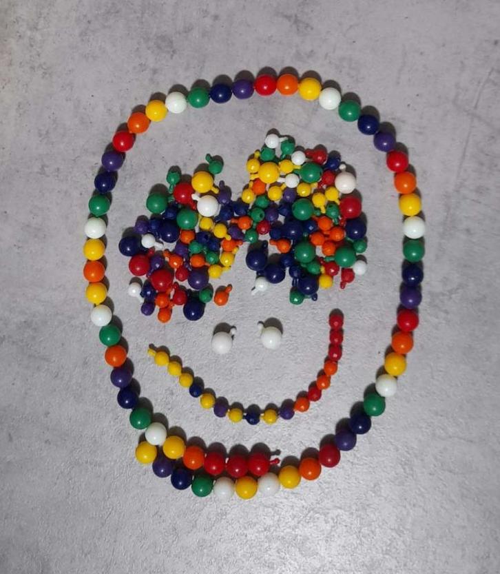Plastic KRALEN om zelf een ketting en armband te maken, Hobby en Vrije tijd, Kralen en Sieraden maken, Zo goed als nieuw, Kraal