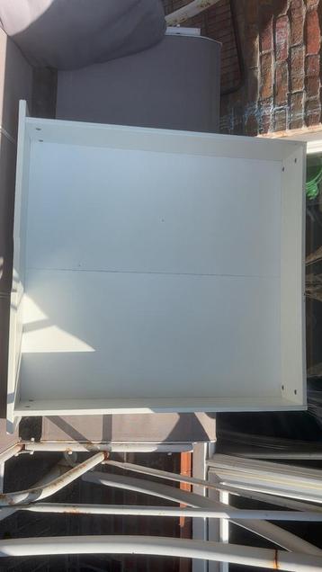 2 witte bed lades met wieltjes  beschikbaar voor biedingen