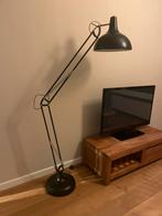 Industriële lamp - gekocht bij Bijenkorf, Huis en Inrichting, Lampen | Vloerlampen, Ophalen, Gebruikt, Metaal, 150 tot 200 cm