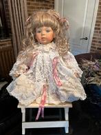 Porseleinen pop op stoeltje, Verzamelen, Poppen, Ophalen of Verzenden, Zo goed als nieuw, Pop