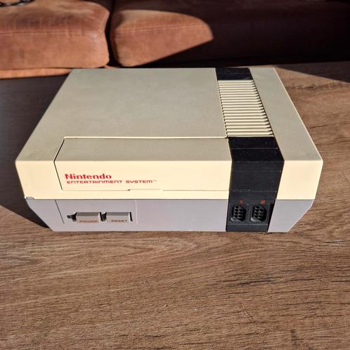 Nintendo NES met kabels, controllers en spellen, Spelcomputers en Games, Spelcomputers | Nintendo NES, Gebruikt, Met 2 controllers