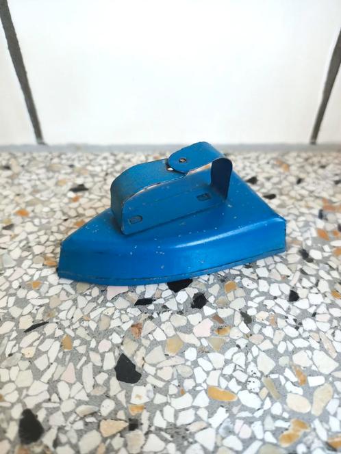 Miniatuur strijkijzer van blik blauw., Antiek en Kunst, Curiosa en Brocante, Ophalen of Verzenden