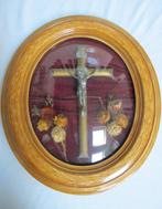 Crucifix 1930-1940 achter bol glas, Ophalen of Verzenden