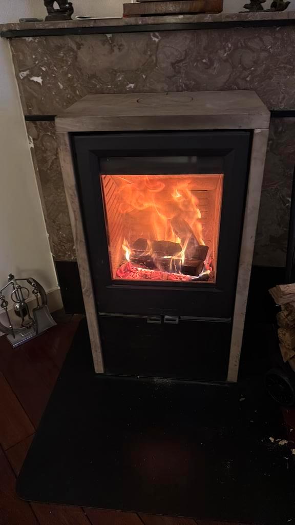 Wiking Volcanic 2 houtkachel met zandsteen mantel, Huis en Inrichting, Kachels, Gebruikt, Vrijstaand, Houtkachel, Hout, Ophalen