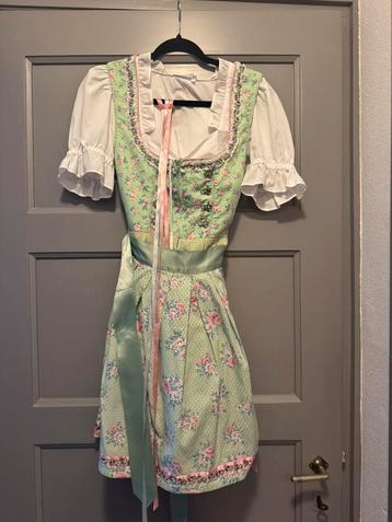 Dirndl groen beschikbaar voor biedingen