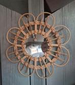 Kleine rotan spiegel in de vorm van een bloem, Minder dan 50 cm, Rond, Ophalen of Verzenden, Zo goed als nieuw